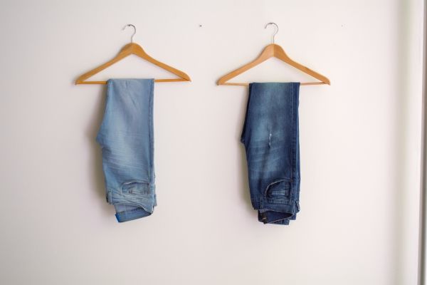 2 jeans aufgehängt auf einer Wand, Wie man eine minimalistische Garderobe erzielt