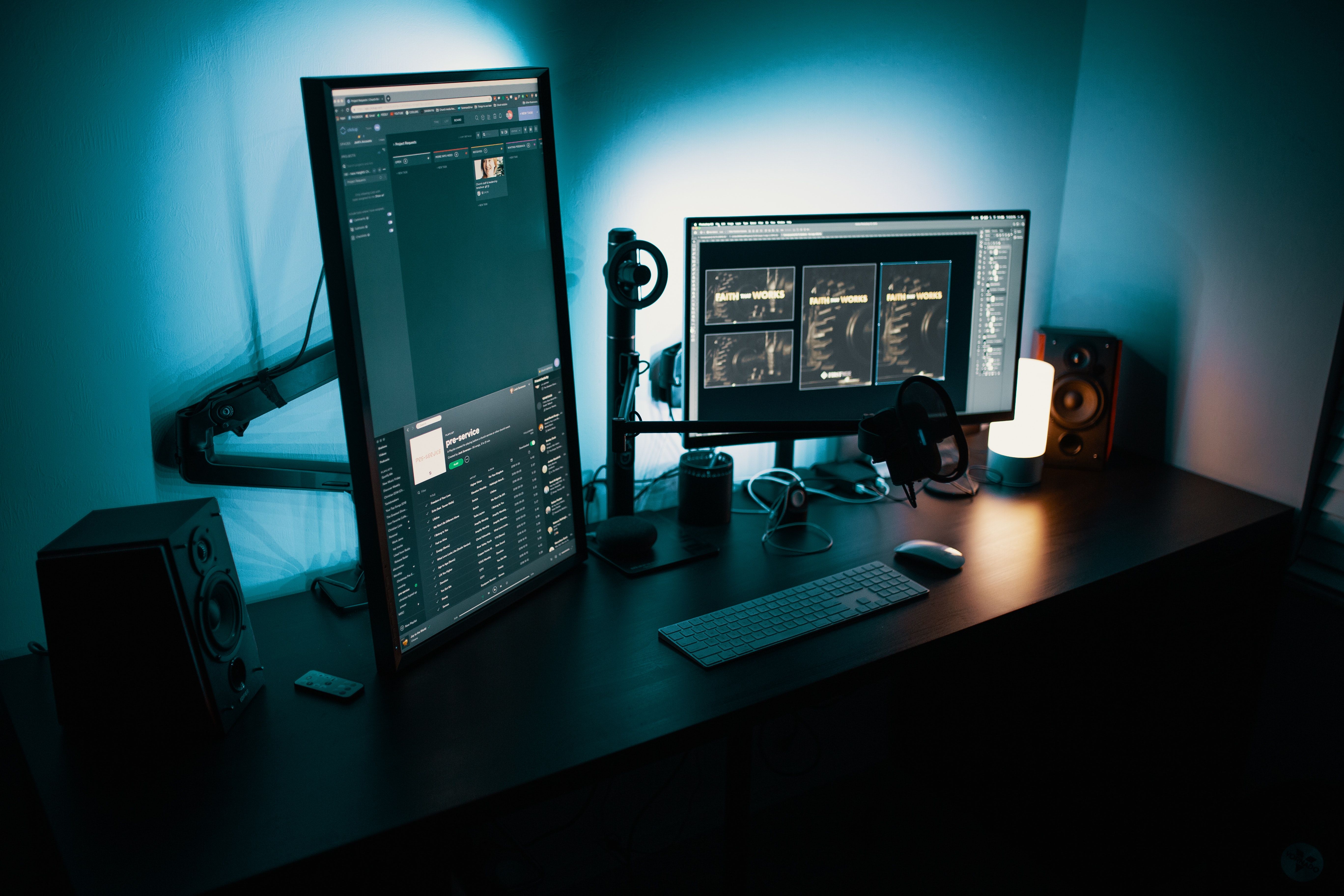 2 Computer auf einem Schreibtisch, in blaues Licht getaucht, Wie erkenne ich eine gute Webseite