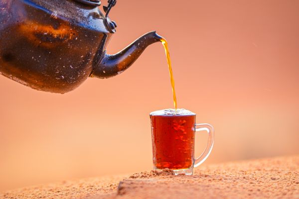 Teekanne und Tee im Häferl - Reise in arabische Länder zu Ramadan, dem Fastenmonat