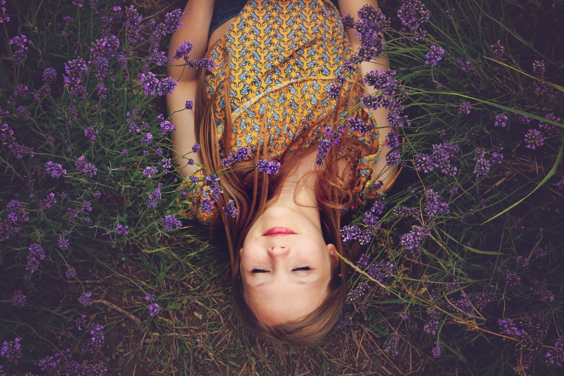 schlafendes Mädchen im Lavendelfeld