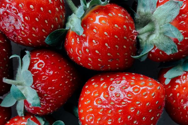 erdbeeren im close-up, sommer gefühle