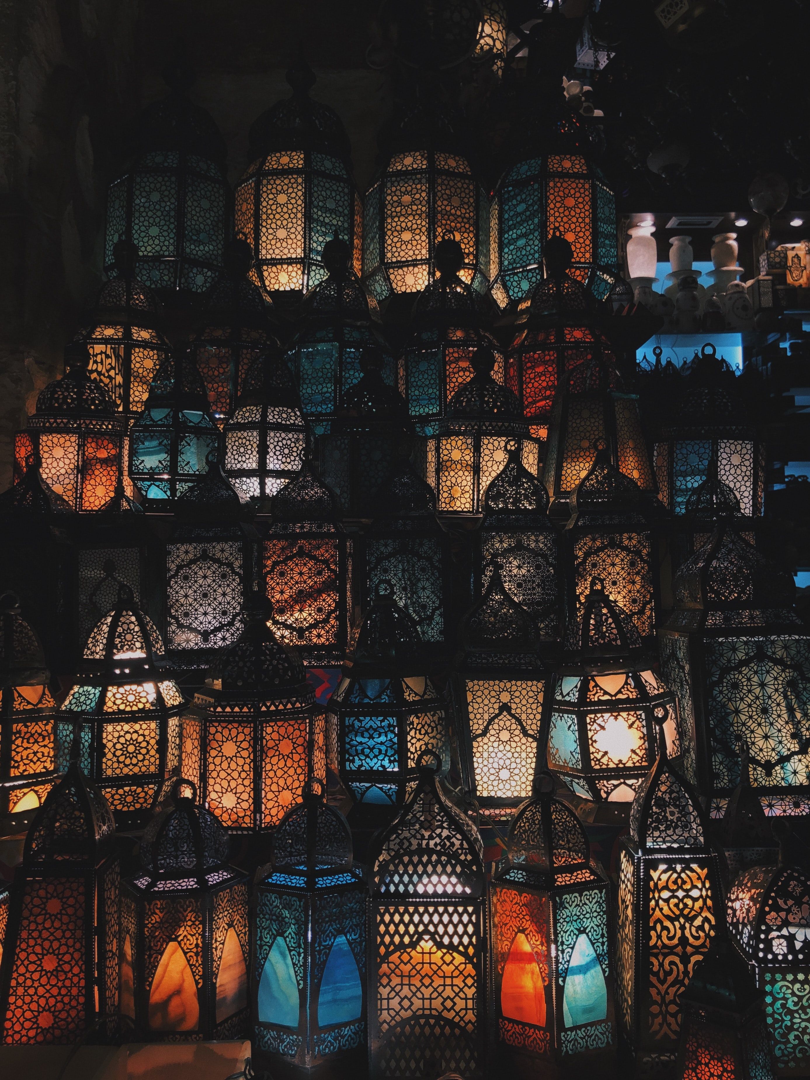 bunte Lampen - Reise in arabische Länder zu Ramadan, dem Fastenmonat
